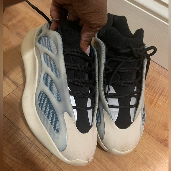 Yeezy 700 V3 - Picture 1 of 3